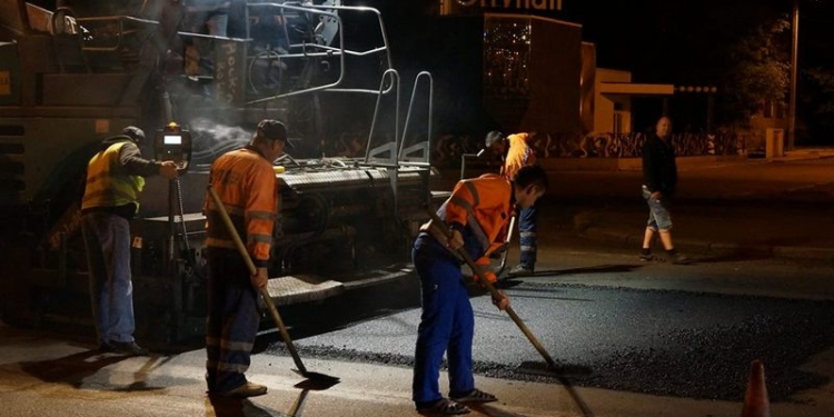 Ремонт дорог в Николаеве проводится и днем, и ночью