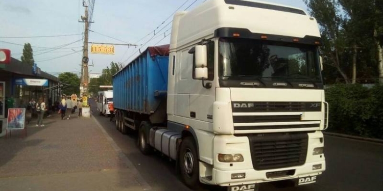 По Николаеву водители фур продолжают ездить так, как легло на душу: патрульные за вчера составили 7 протоколов