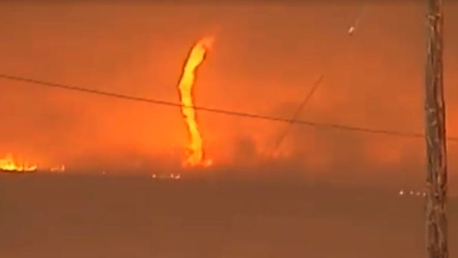 По охваченной лесными пожарами Калифорнии пронесся огненный торнадо