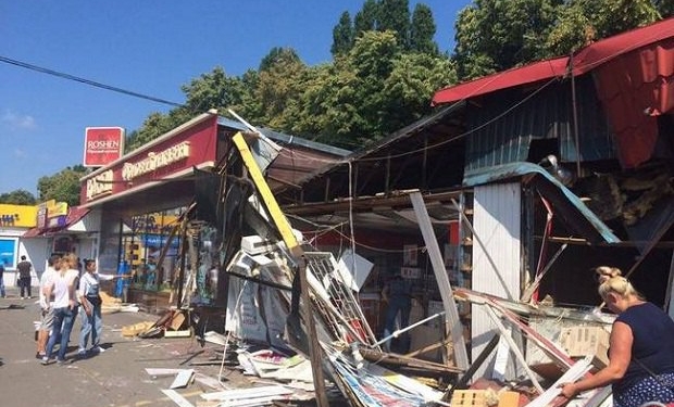 В Киеве на Святошино снесли МАФы вместе с товаром