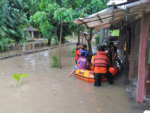 Более 20 человек погибли из-за наводнения и оползней в Индонезии