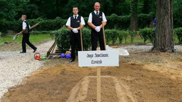 “Работа-то на воздухе!”: в Венгрии прошли состязания по скоростному копанию могил