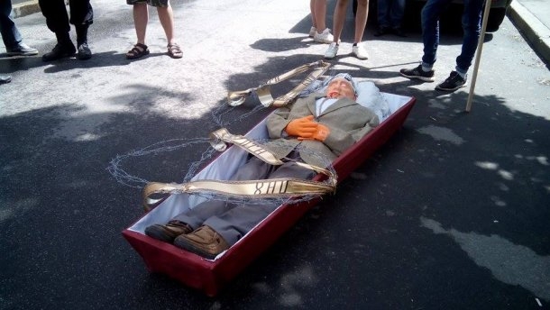 Под российское консульство в Харькове принесли гроб с куклой Путина