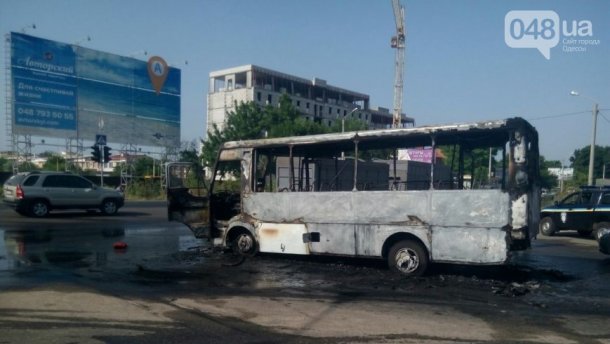 Посреди дороги в Одессе дотла сгорел автобус 3