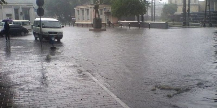 В Одессе запрещено купаться в море – из-за стоков с улиц города