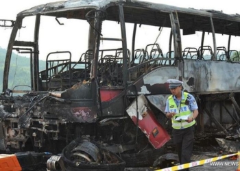 В Китае на трассе после ДТП сгорел автобус – погибли 35 человек