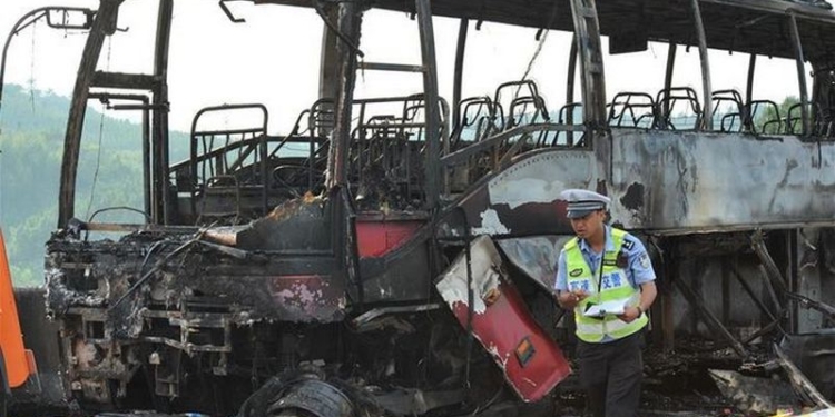 В Китае на трассе после ДТП сгорел автобус – погибли 35 человек