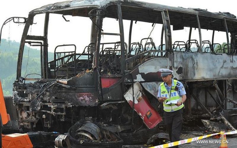 В Китае на трассе после ДТП сгорел автобус – погибли 35 человек 5