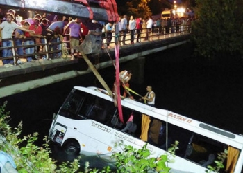 В Турции автобус со школьниками упал в канал – погибли 14 человек, 20 человек попали в больницу