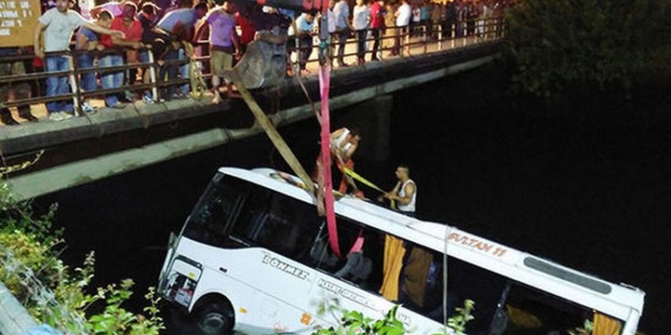 В Турции автобус со школьниками упал в канал – погибли 14 человек, 20 человек попали в больницу