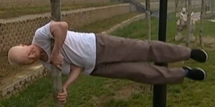 Учимся у китайского дедушки. В 79 лет – гимнастика, йога, бег трусцой