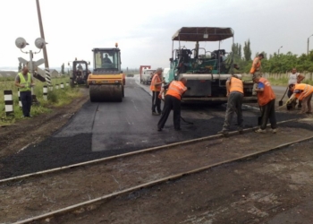 Железнодорожный переезд у Константиновки дорожники отремонтировали. Но тут же вандалы украли переходные плиты