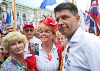 Десятки тысяч человек вышли на марш в защиту демократии в Варшаве