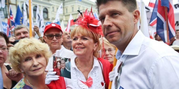 Десятки тысяч человек вышли на марш в защиту демократии в Варшаве