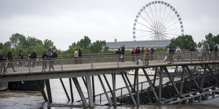 Наводнение во Франции: 4 человека погибли, 24 ранены, “Мона Лиза” эвакуирована