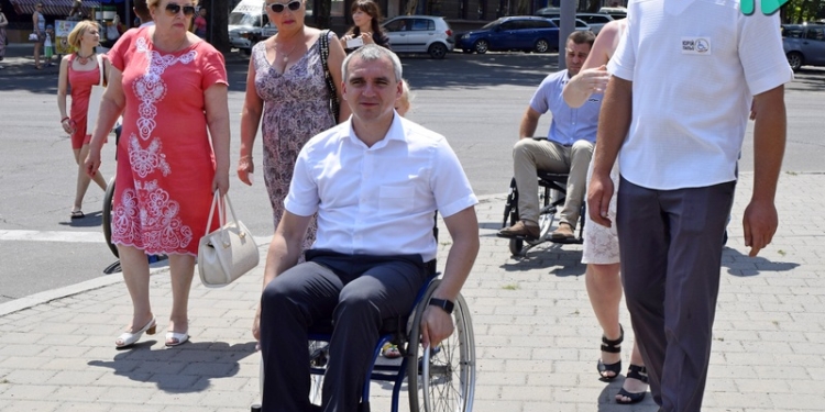 Прочувствовать на себе: мэр Николаева проехался по Соборной в инвалидной коляске