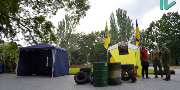 Под Николаевской ОГА началась бессрочная акция протеста: общественники планируют здесь стоять до тех пор, пока Мериков & Ко не уйдут (ОБНОВЛЯЕТСЯ)