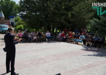 Народный депутат Жолобецкий подарил жителям Пересадовки 600 флагов Украины