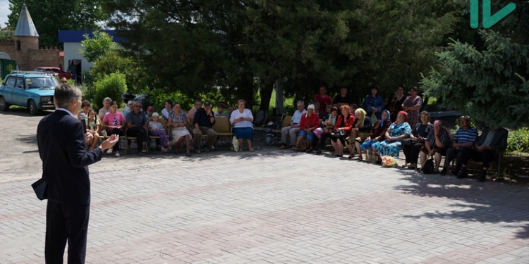 Народный депутат Жолобецкий подарил жителям Пересадовки 600 флагов Украины