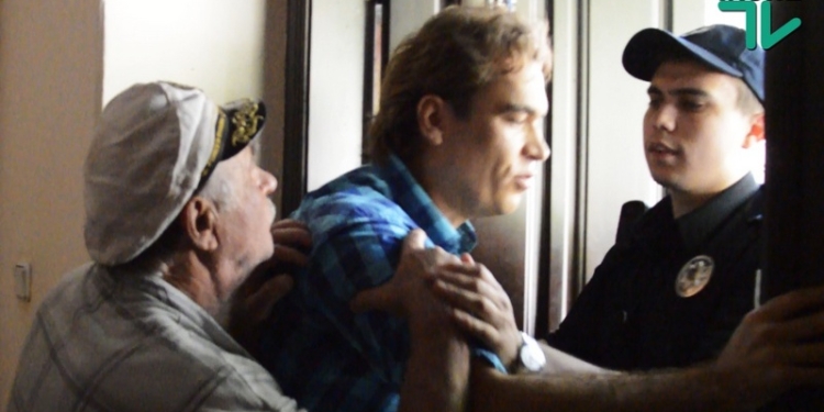 Виталий Воронов и “тайная комната” – 2: в Николаеве общественники выгоняют бывшего кандидата в мэры из его собственности