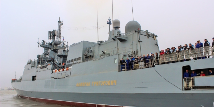 В Севастополе новый фрегат во время торжественной приемки врезался в причал