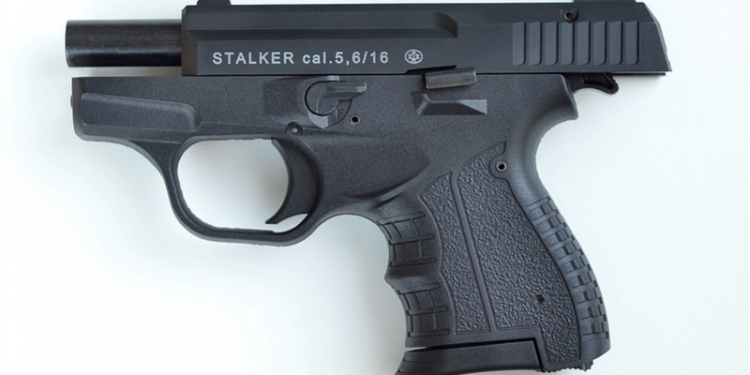 В Коблево ночью в баре отдыхающий размахивал травматом – его задержала полиция