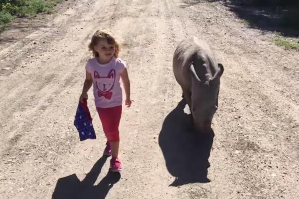 В Кении 3-летняя девочка приручила детеныша носорога 1