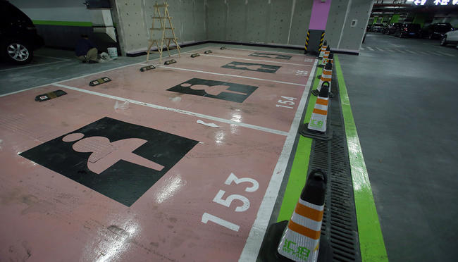 Щедро! В Китае открыли парковку для женщин, не умеющих парковаться