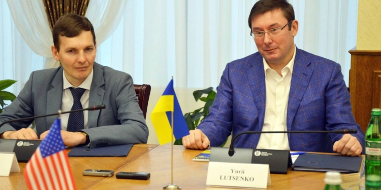 Луценко пообещал США, что доведет дело Януковича до суда