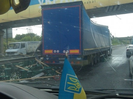 Ящики с пивом вывалились из фуры во Львовской области