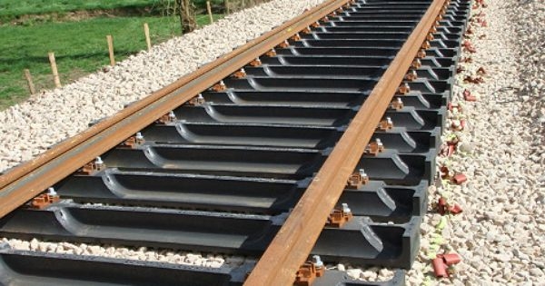 Как в Швеции меняют деревянные шпалы на пластиковые