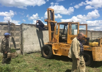 Что сегодня делается в Николаевском аэропорту: восстанавливают забор, ремонтируют автотранспорт и выбивают долги