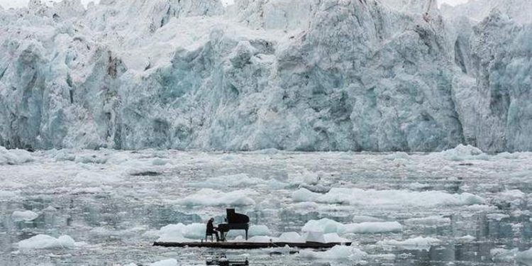 Арктическая элегия: композитор сыграл на рояле в Северном ледовитом океане