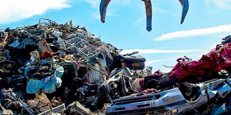 Как гигантская дробилка уничтожает автомобиль