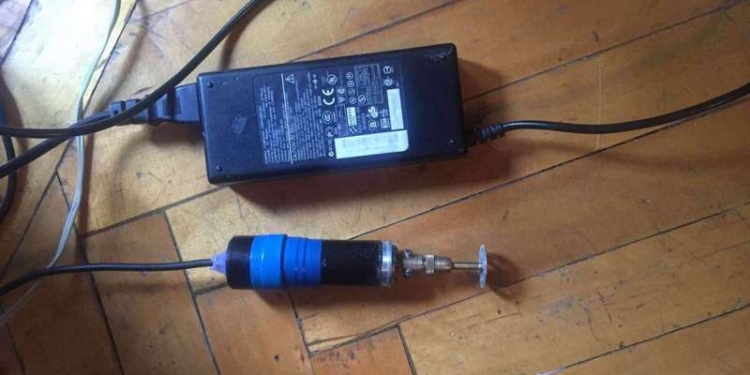 В Николаеве студент и контрактник изготавливали взрывные устройства, замаскированные под флешки и мобилки