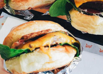 Необычная рекламная акция. Пожизненно бесплатные бургеры за смену фамилии