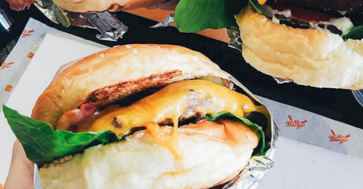 Необычная рекламная акция. Пожизненно бесплатные бургеры за смену фамилии