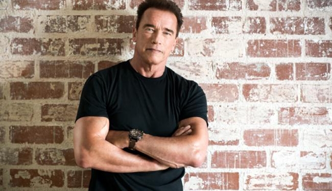 Шварцнеггер на сафари чуть не стал жертвой слона. Машина оказалась быстрее