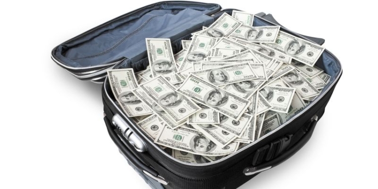 Аргентинским чиновникам у наших еще учиться и учиться: чиновника задержали при попытке спрятать чемодан с долларами в монастыре