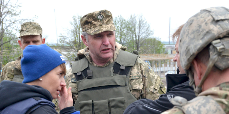 Нет ни одного российского офицера, который не отдавал бы нам честь, – генерал ВСУ на Донбассе