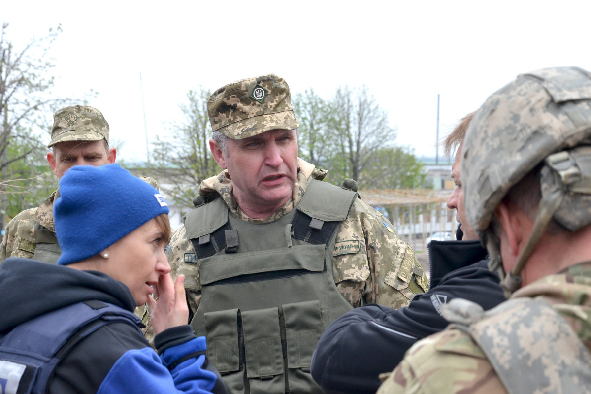 Нет ни одного российского офицера, который не отдавал бы нам честь, – генерал ВСУ на Донбассе