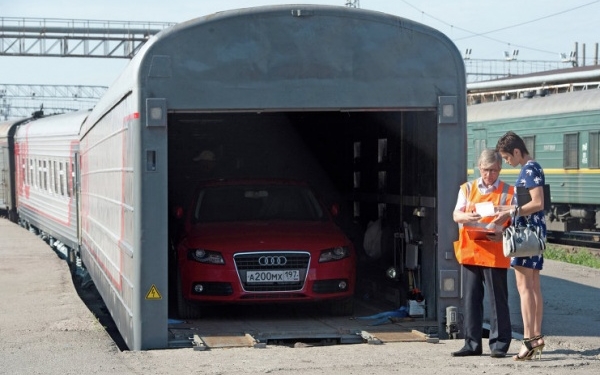 По шпалам на своей машине. УЗ ставит вагоны-автомобилевозы на новые маршруты