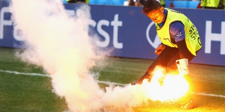 Французский болельщик пронес на стадион файер в заднем проходе. А он там воспламенился