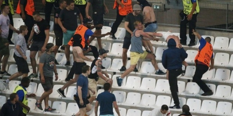 В Марселе российские фаны атаковали английских после матча прямо на трибунах