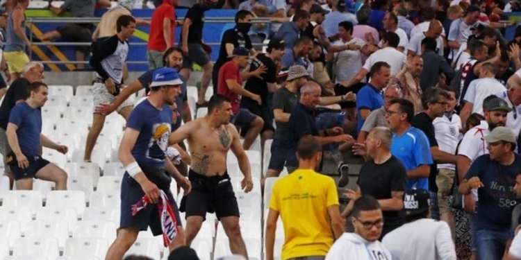 В Марселе российские фаны атаковали английских после матча прямо на трибунах