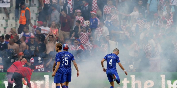 УЕФА оштрафовал Хорватию за поведение болельщиков