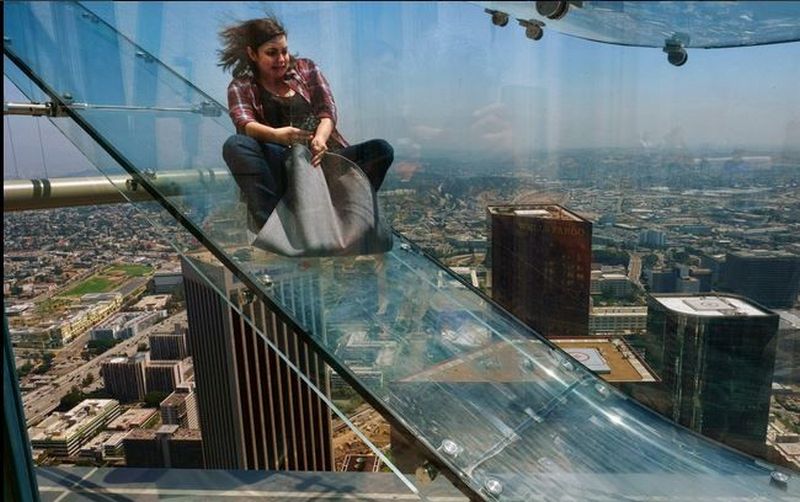 В Лос-Анджелесе на 300-метровой высоте открыли стеклянную горку 1