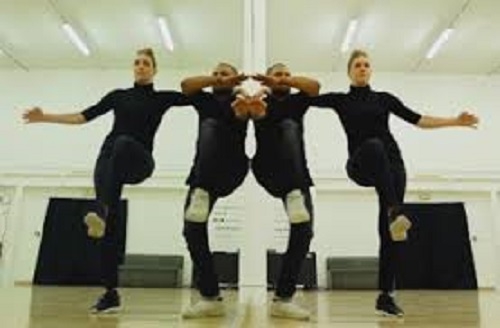 Так два или четыре? Загадка зеркального танца