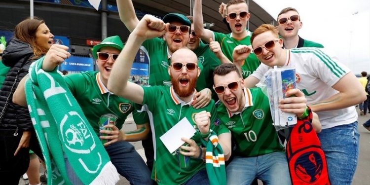 Болельщиков сборной Ирландии наградили медалью за примерное поведение на Евро-2016