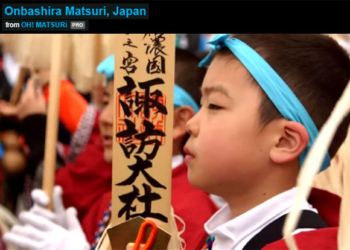 Такое в Японии происходит только раз в шесть лет: ритуальный спуск с горы на огромном бревне